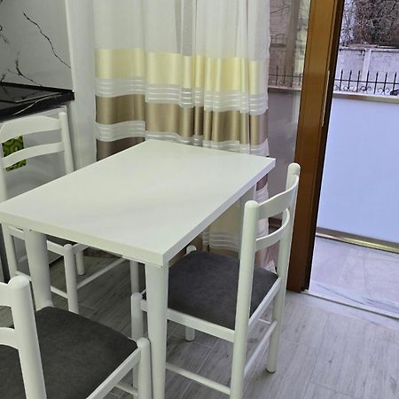 Guest House Pogradeci Bagian luar foto