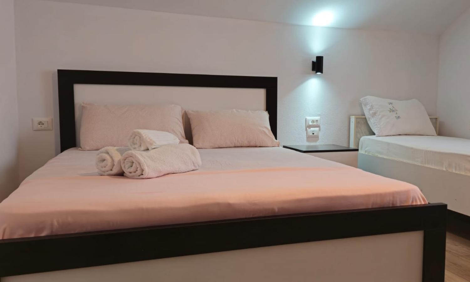 Guest House Pogradeci Bagian luar foto