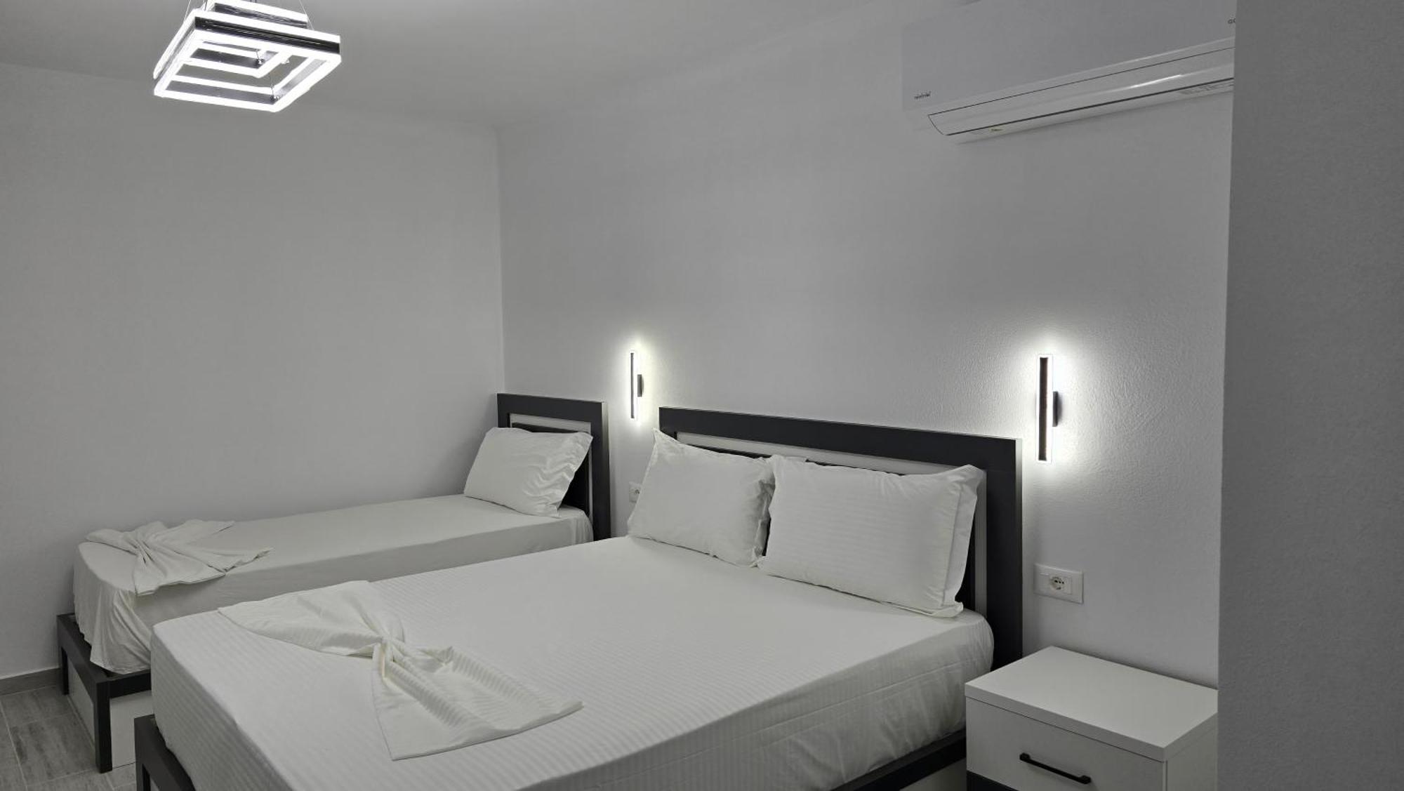 Guest House Pogradeci Bagian luar foto