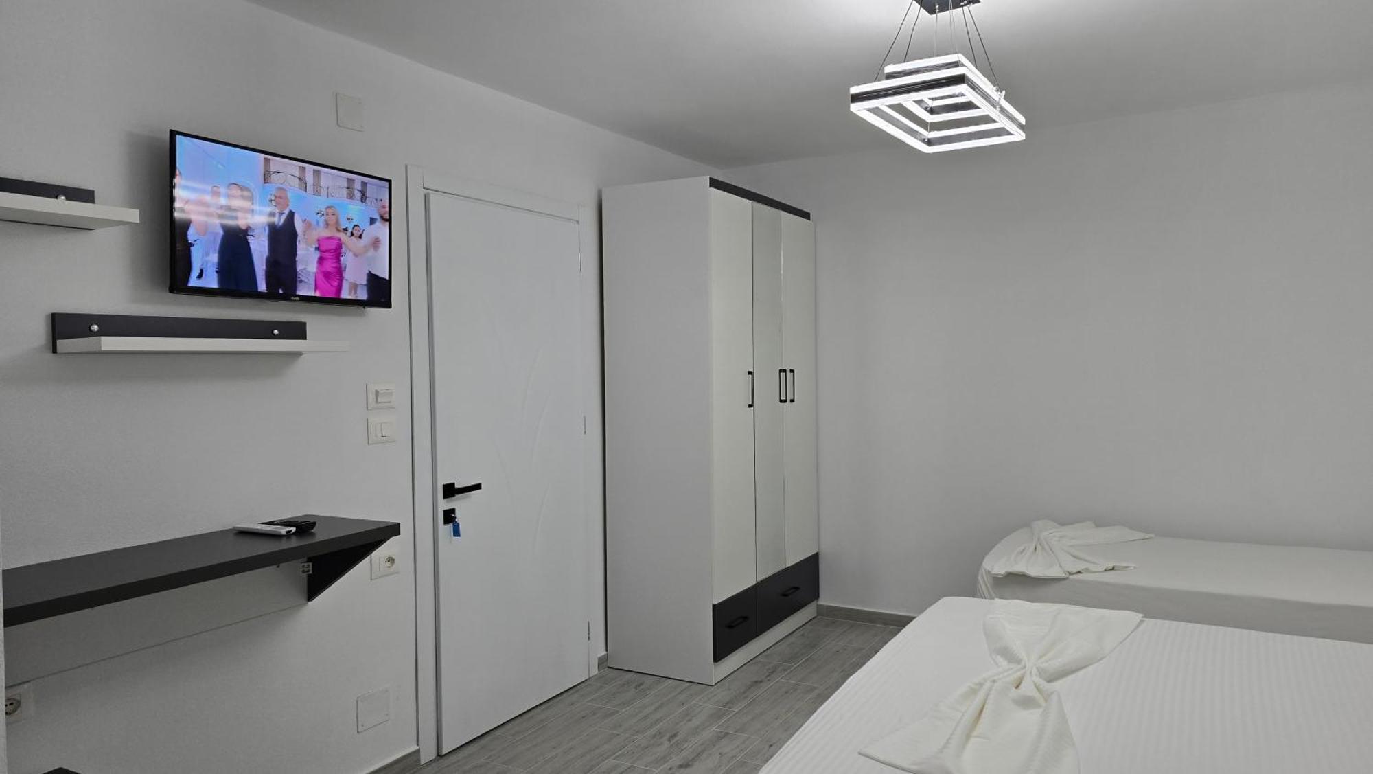 Guest House Pogradeci Bagian luar foto
