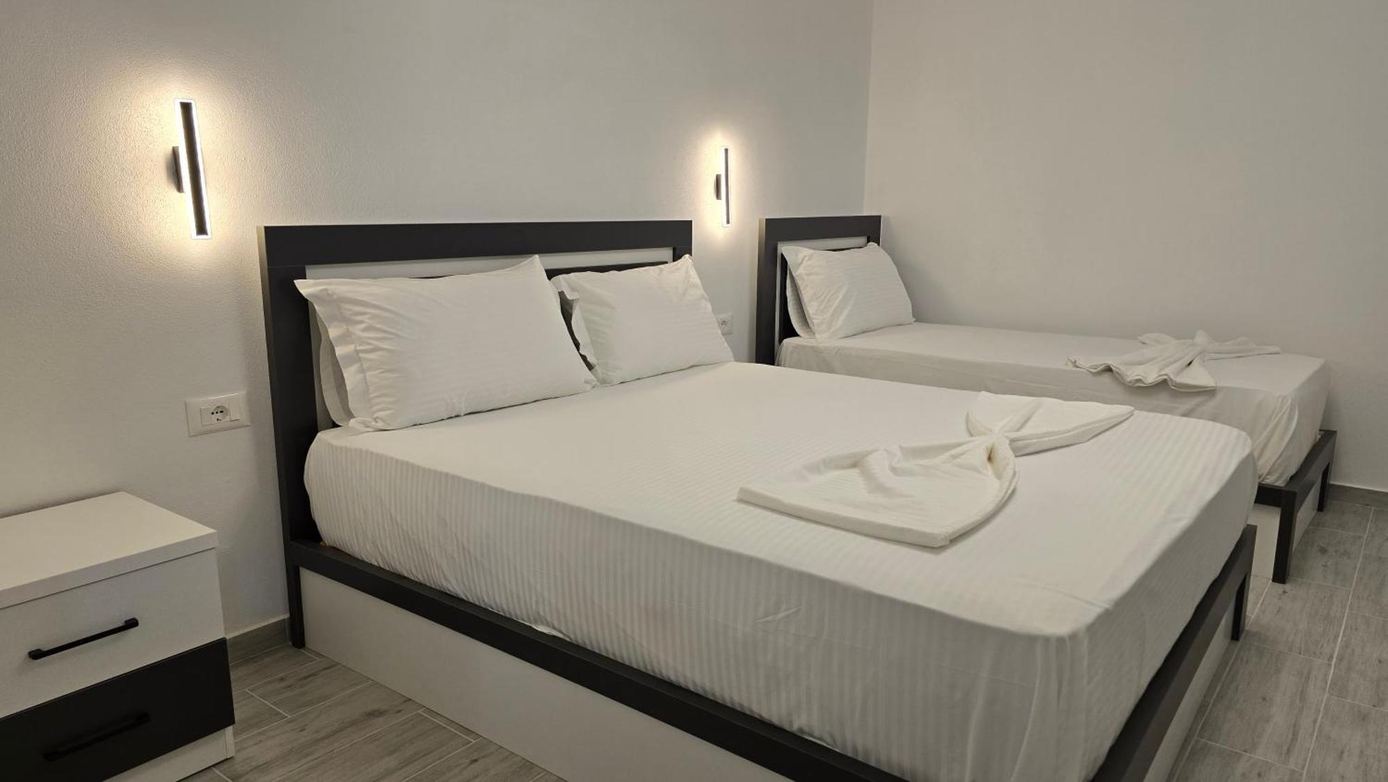 Guest House Pogradeci Bagian luar foto