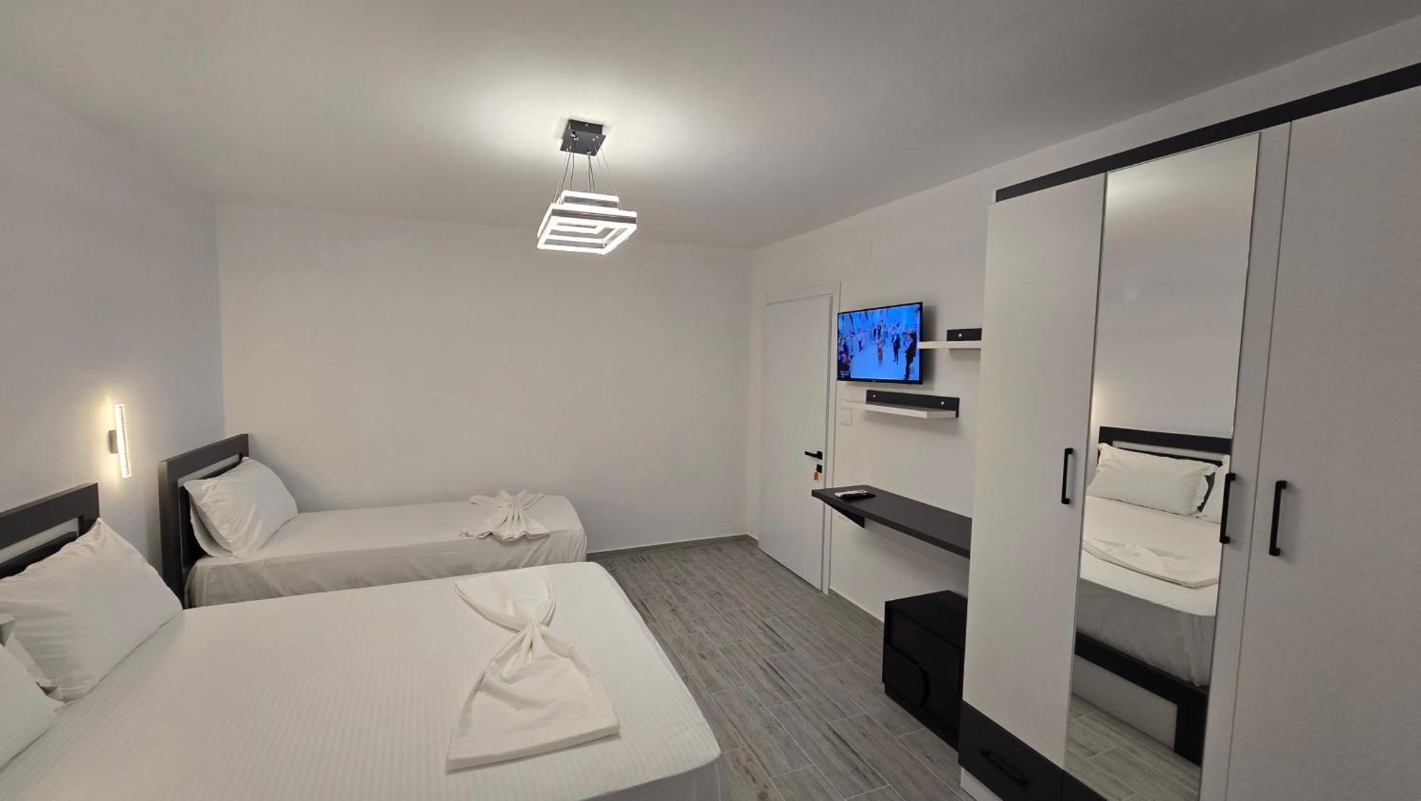 Guest House Pogradeci Bagian luar foto