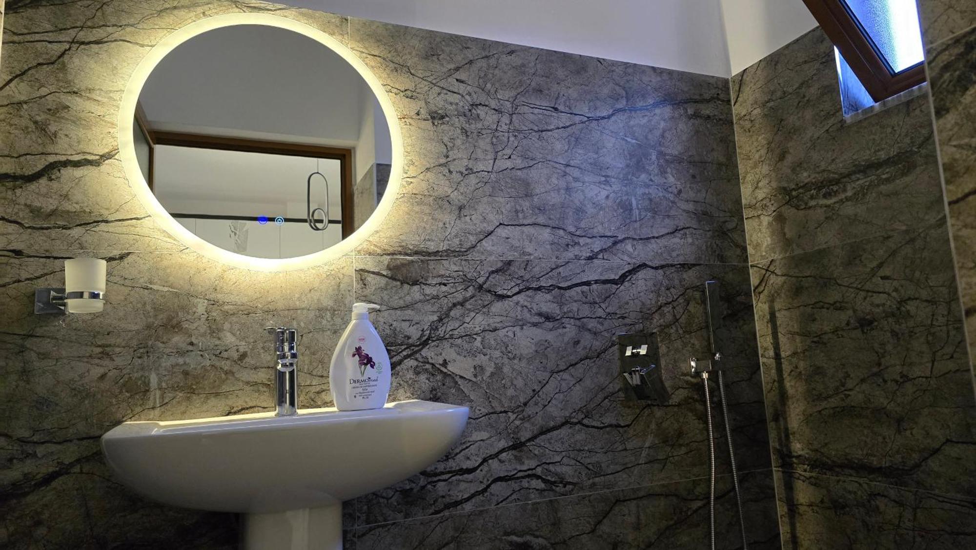 Guest House Pogradeci Bagian luar foto