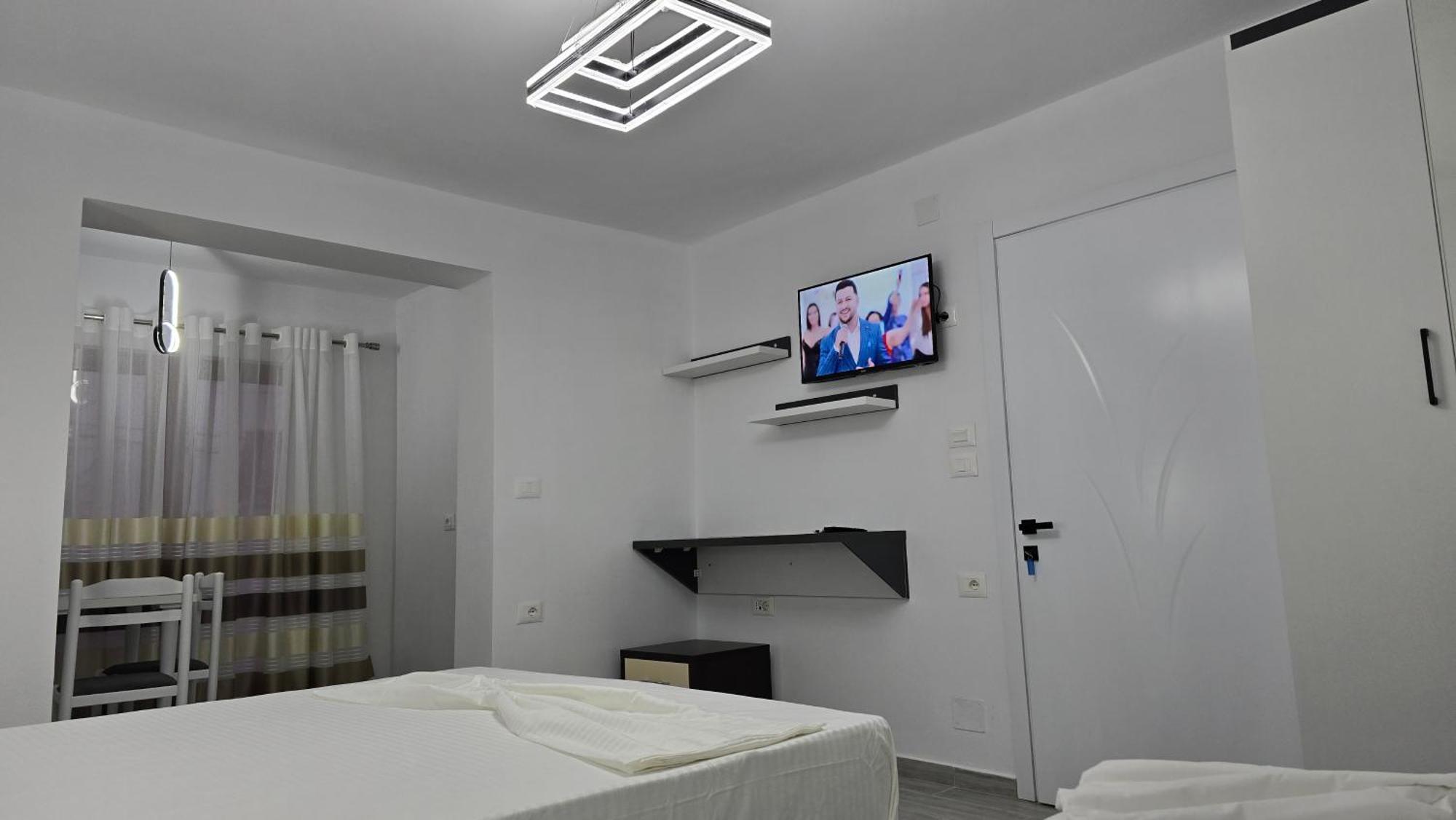 Guest House Pogradeci Bagian luar foto