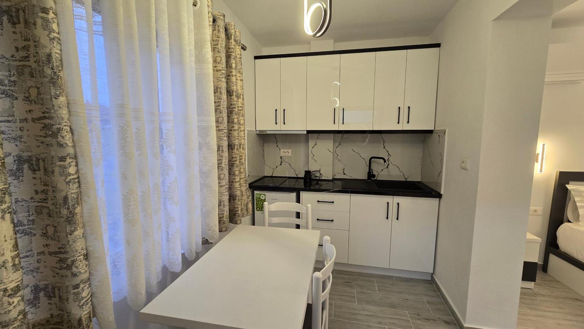 Guest House Pogradeci Bagian luar foto