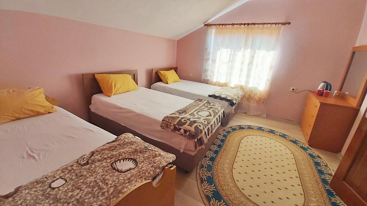 Guest House Pogradeci Bagian luar foto