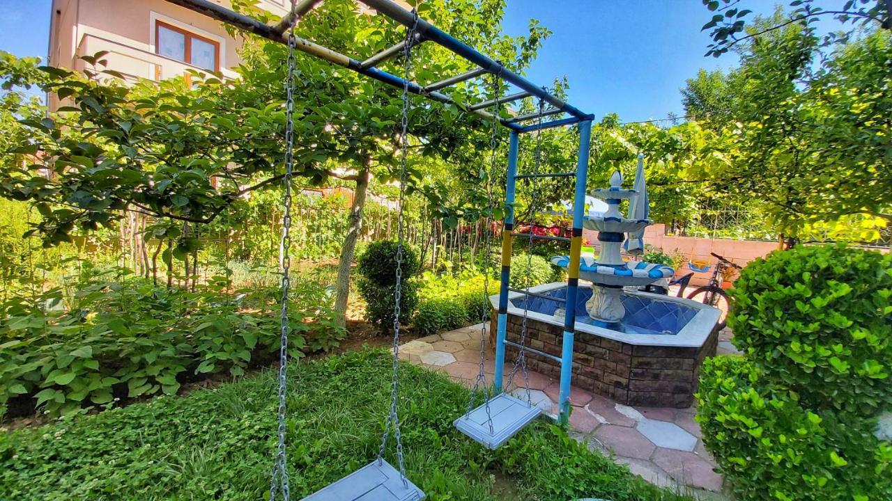 Guest House Pogradeci Bagian luar foto